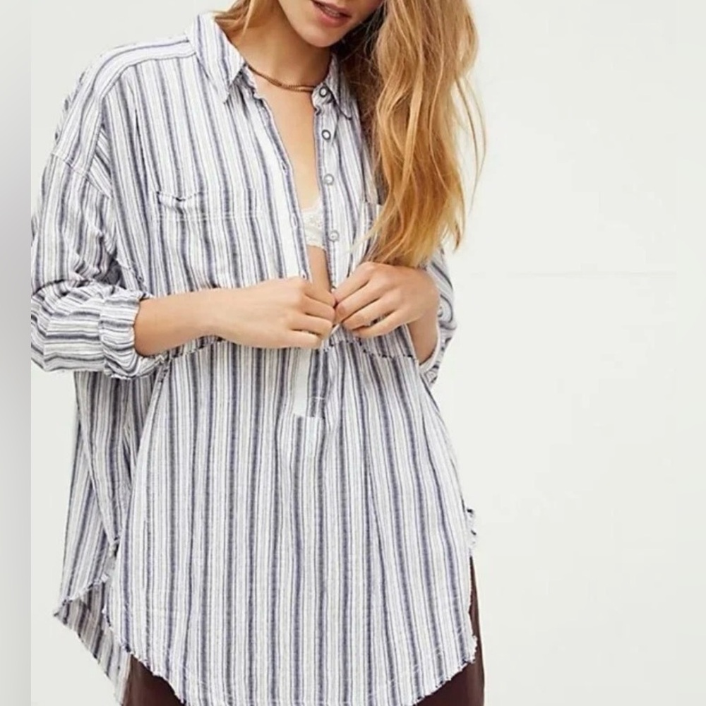 We The People button down distressed hem women’s small navy & white striped